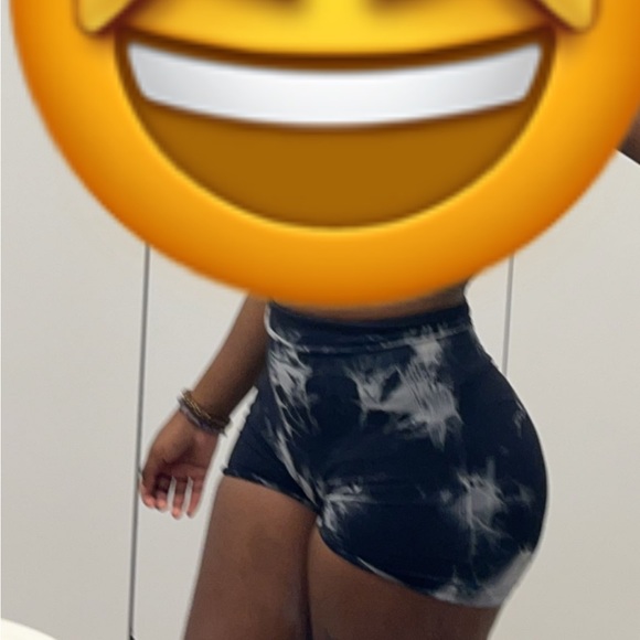 Booty Scrunch Shorts - Picture 4 of 4